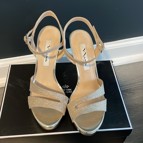 Nina size 7M. Gold Strappy platform buckled heels - Picture 7 of 8